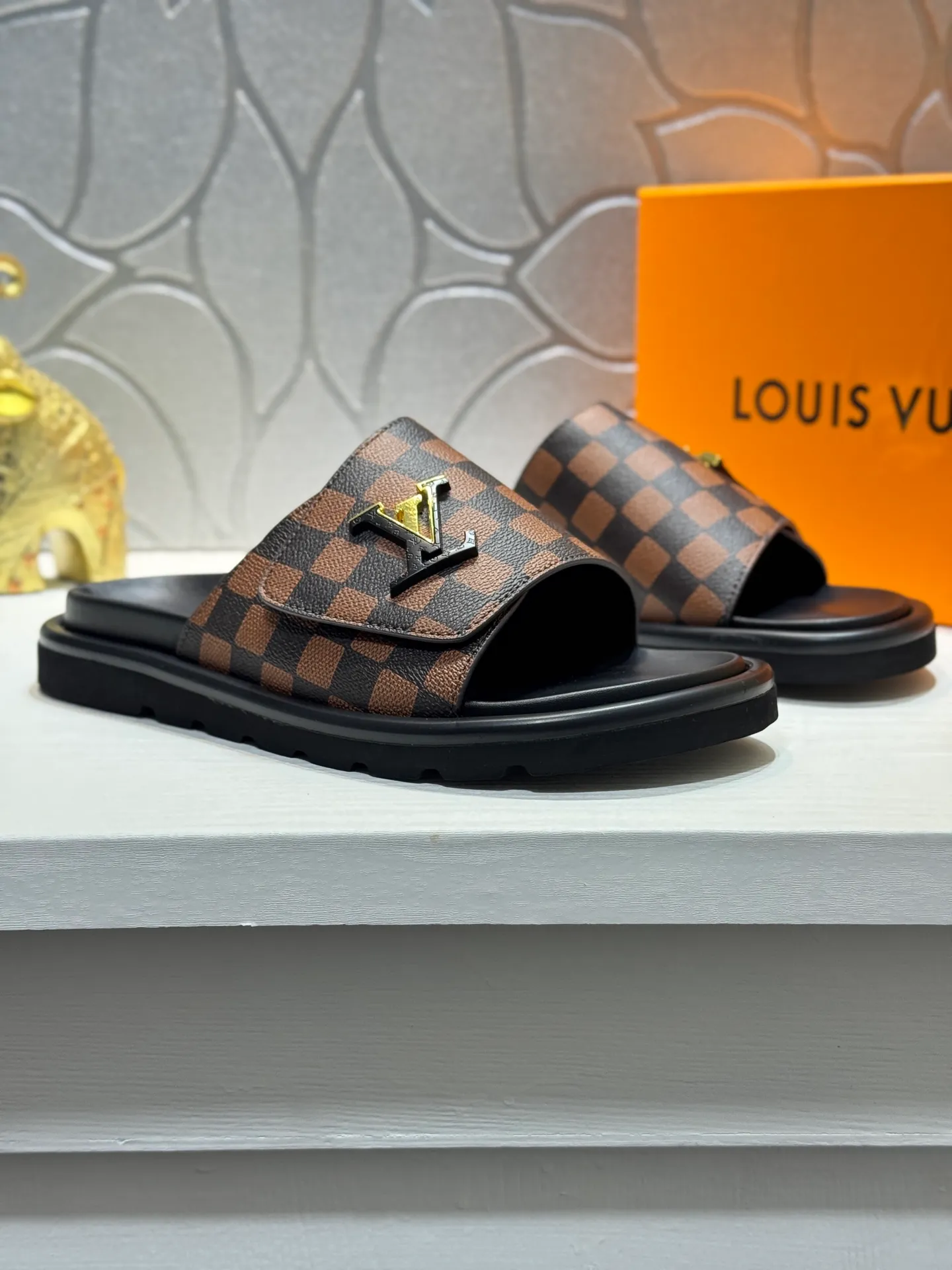 Men's Men's Shoes💰360 [New Style]🦇🦇Top Original [Louis Vuitton] Slippers for Couples👫Spring and Summer Style🎯🎯As an active family in the fashion industry ⭐ Lv takes bold innovation as its true nature ⚡Fabric and floral with hardware🔥Clean and neat ⚡Fashionable and elegant🌹Multiple colors available Size: 36-44 (45. Customized